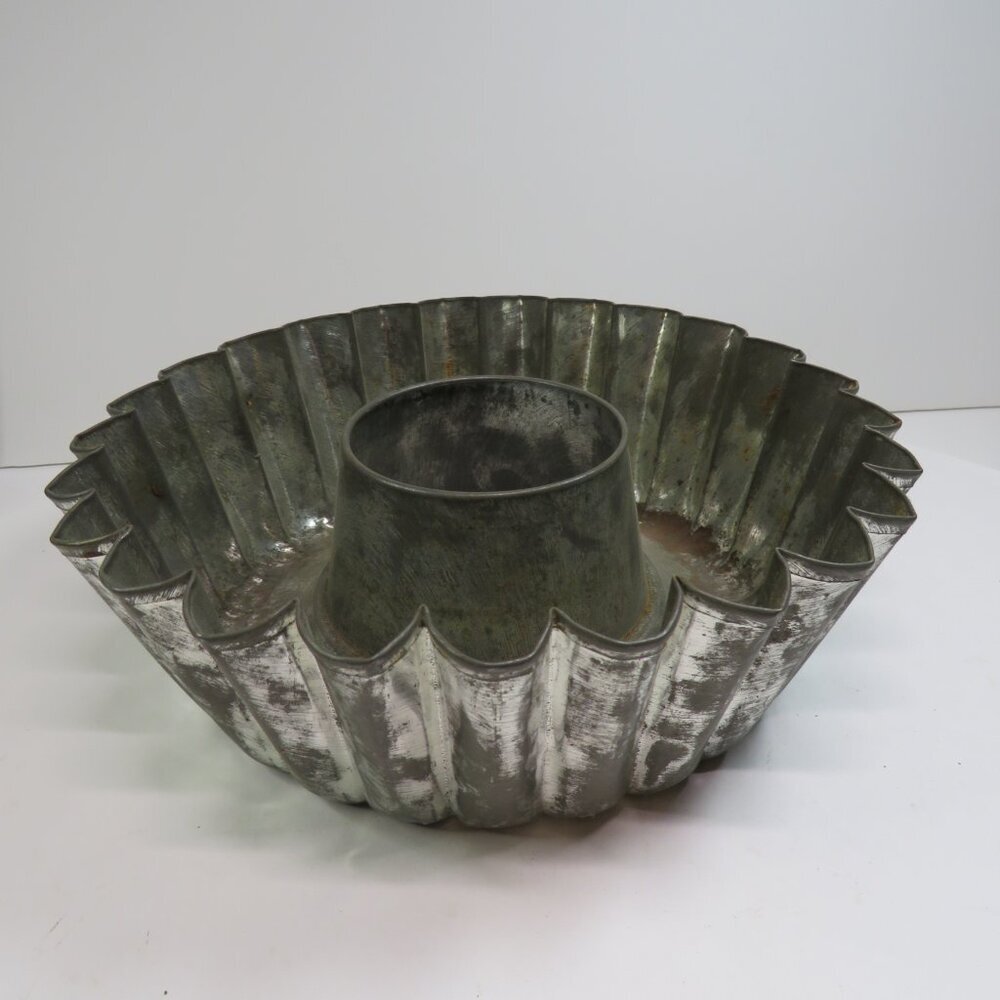 Vintage Turk's Head (or Gugelhupf) metal cake mold /lots of Patina  8" wide